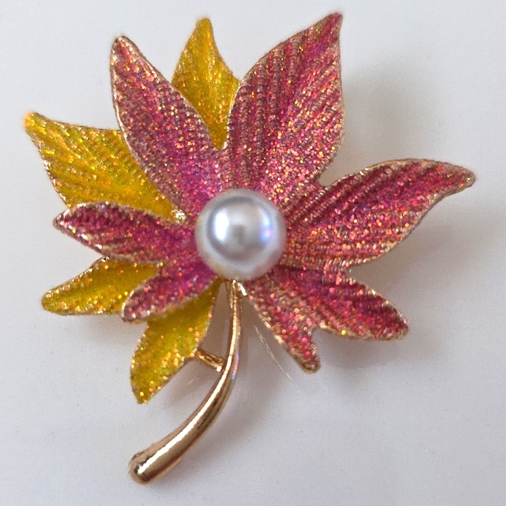PEARL CENTER SPARKLE Leaf Fall BROOCH BEAUTIFUL PINKS AND Yellows